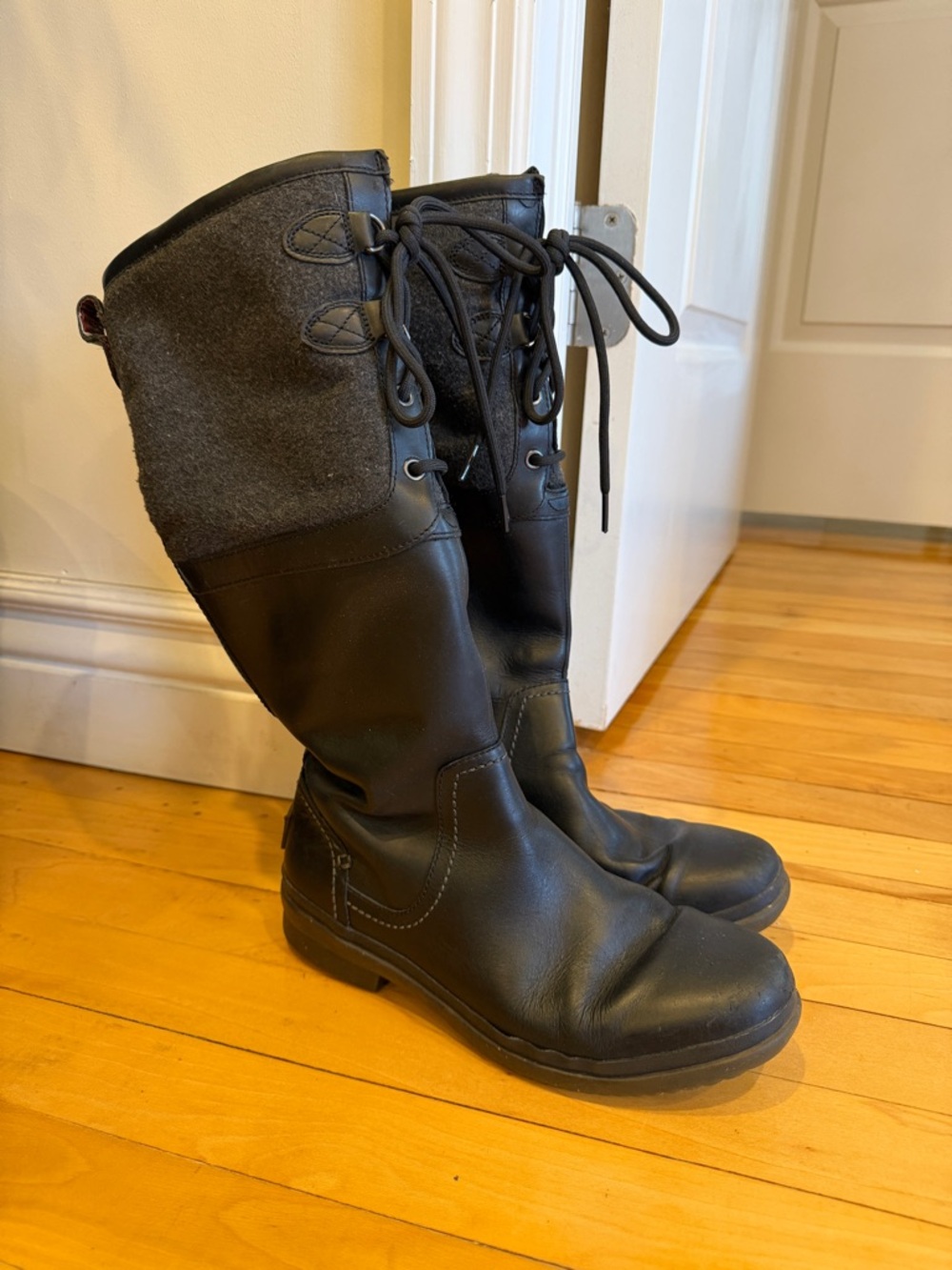UGG Women's Elsa waterproof leather boots, Size US 8/ EU 39